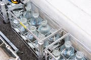 Regelmässig werden an verschiedenen Stellen Wasserproben aus den Zuger Gewässern entnommen. (Bild: Dominik Wunderli, Walchwil, 25. Juli 2019)