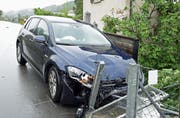 Das eine Auto prallte gegen einen Maschendrahtzaun und einen Briefkasten. (Bild: Luzener Polizei)