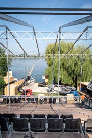 Da war die Seebühne noch im Aufbau: Die Zuschauer nehmen in Steinach auf einer Tribüne Platz. (Bild: Ralph Ribi/Tagblatt)