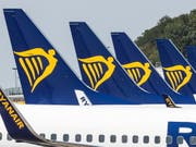 Ryanair hat mit dem Preisdruck zu ringen: Die irische Billigfluggesellschaft hat deshalb einen Gewinnrückgang verbuchen müssen. (Bild: KEYSTONE/EPA/STEPHANIE LECOCQ)