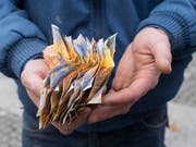 Die Schweizerische NAtionalbank dürfte letzte Woche wieder an den Devisenmärkten interveniert haben, um den Franken zu schwächen. Darauf lässt zumindest die Entwicklung der Sichtguthaben der Geschäftsbanken bei der SNB schliessen. (Bild: KEYSTONE/ENNIO LEANZA)