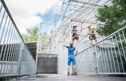 Einige Mitglieder des Turnvereins Müllheim bauen die Kulisse für die diesjährige «Crazy Night» auf. (Bild: Andrea Stalder)