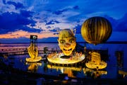 Auf der Seebühne Bregenz darf es immer ein bisschen mehr sein: Neben dem spektakulären Bühnenbild besticht aber auch die Aussicht auf den Bodensee. (Bild: KEYSTONE/Eddy Risch)