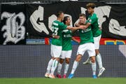 Betim Fazliji, Victor Ruiz, der Torschütze zum 0:1, Cedric Itten und Yannis Letard jubeln nach dem Tor gegen den FC Basel im Spiel vom letzten Sonntag. (Bild: Marc Schumacher/freshfocus)