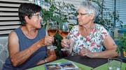 Die Wallenwiler Turnerinnen Anni Hug und Luzia Huber stossen auf des Jubiläum ihres Vereines an. Bild: Christoph Heer