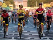 Egan Bernal in Gelb und sein Teamkollege und Vorjahressieger Geraint Thomas (rechts) überqueren die Ziellinie in Paris (Bild: KEYSTONE/EPA/GUILLAUME HORCAJUELO)