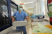 Oliver Naujoks bei seiner Arbeit als Operationspfleger.