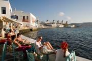 Feriengäste sitzen in einer Bar in Mykonos. (Bild: Getty Images)