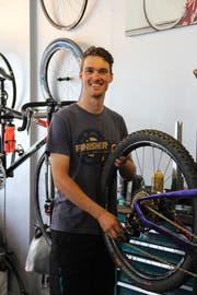 Simon Vitzthum an seinem Mountainbike. (Bild: Lisa Wickart)