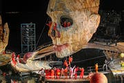 Bregenzer Festspiele: Bewegt von einer mächtigen Hydraulik und ausgeklügelter Programmiertechnik, hebt und senkt sich der 13,5 Meter hohe Kopf, dreht sich nach rechts und nach links, öffnet den Mund und schliesst ihn wieder. (Bild: KEYSTONE/Eddy Risch)