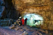 Einsatzkräfte der Bergwacht und Feuerwehrleute sind an der Falkensteiner Höhle in Baden-Württemberg im Einsatz. Dort wurden zwei Männer durch ansteigende Wassermassen eingeschlossen - einer konnte bisher gerettet werden. (Bild: Krytzner / Keystone)