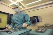 Oliver Naujoks macht Operationsutensilien parat.
