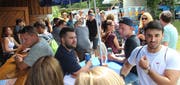 Der Daydance oberhalb von Berneck hat schon zum zweiten Mal stattgefunden – und wie schon letzten Sommer dürften gut 300 Besucherinnen und Besucher gekommen sein. Nur das Wetter trübte diese stimmungsvolle Party: Als es um halb sieben zu schütten begann, nahm die Zahl der Daydance-Gäste rapide ab. (Bild: Gert Bruderer)