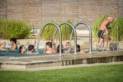 Die Badegäste entspannen im Sprudelbad - ohne Bierdose. (Bild: Reto Martin)