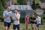 Das Team des Solar-Jungunternehmens EVG-Zentrum vor dem Prototyp-Haus in Horw (v. l.): Cyrill Burch, Fabian Jacobs, Luca Grossmann, Manfred Meintjes und Meinhard Meintjes (es fehlt Leo Felber). Bild: Nadia Schärli (25. Juli 2019)