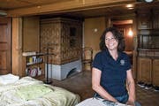 Mara Simonetta in der Wohnung, die sie vermietet. Charakteristisch sind die alten Kachelöfen. (Bild: Nadia Schärli, Dietwil, 15. Juli 2019)