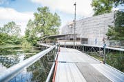 Innerhalb von einer Woche entsteht am Rosenweiher in Müllheim die Kulisse für die «Crazy Night». (Bild: Andrea Stalder)