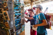 Im digitalen Zeitalter sind physische Postkarten immer weniger gefragt. (Bild: Dominik Wunderli, Luzern, 29. Juli 2019)