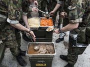 Verdorbene Lebensmittel lösten den Durchfall bei 91 Rekruten in Sitten aus. Mittlerweile sind alle wieder eingerückt. (Bild: Keystone/CHRISTIAN BEUTLER)
