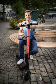 Claus Unterkircher vom E-Scooter-Anbieter Voi präsentiert das Modell für die Stadt St. Gallen. (Bilder: Benjamin Manser)