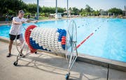 Bademeister Michael Frauenknecht will mit einer Schwimmleine eine Bahn im Schwimmerbecken abtrennen. (Bild: Reto Martin)