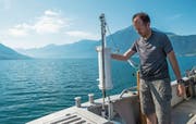 Michael Feld entnimmt einmal pro Monat Wasserproben aus dem Zugersee (Bild: Dominik Wunderli, Walchwil, 25. Juli 2019)