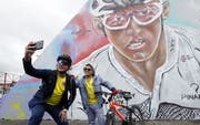 Noch müssen die Fans Selfies mit dem Wandbild machen - in wenigen Tagen wird Egan Bernal dann in Kolumbien ankommen. (Bild: Mauricio Duenas Castaneda/EPA (Zipaquira, 28. Juli 2019))