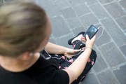 Ein paar Klassiker hat die Musikbibliothek des iPods von Andrea Muff schon zu bieten. (Bild: Maria Schmid, Zug, 18. Juli 2019)