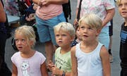 «Wow!» Wie andere Kinder vom «Wirbelsturm» weit nach oben getragen werden, fasziniert. (Bilder: gb)