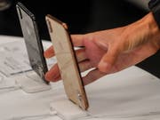 Das iPhone von Apple ist gemäss einer Umfrage weiterhin das meistgenutzte Mobiltelefon der Schweiz. (Bild: KEYSTONE/EPA/SERGEI ILNITSKY)