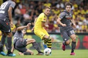 Dortmunds Neuzugang Thorgan Hazard (Mitte) im Testspiel gegen Udinese. (Bild: Freshfocus)