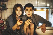 Die Frage aller Fragen: Wo in in der winzigen Souterrain-Wohnung findet sich irgendein W-LAN, in das sich Ki-Taeks Familie einnisten kann? Bild: Filmcoopi