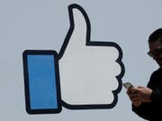 Wer Facebooks «Like»-Button auf seiner Internetseite einbaut, muss dafür laut einem Gerichtsurteil in der EU eine Einwilligung der Besucher einholen. (Bild: KEYSTONE/AP/JEFF CHIU)