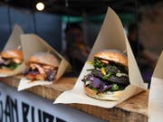 Das für seine veganen Burger bekannte Unternehmen Beyond Meat hat im abgelaufenen Geschäftsquartal eine starke Umsatzsteigerung verzeichnet. (Bild: KEYSTONE/EPA/ANDY RAIN)