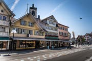 Das Haus mit der gelben Fassade soll abgerissen und einem Neubau weichen müssen. Bereits zeigen Visiere die zukünftige Giebelhöhe an. (Bild: Michel Canonica)