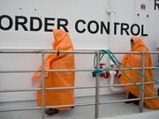 Zwei Kinder, die vor der griechischen Insel Lesbos gerettet wurden, auf einem Frontex-Schiff. (Bild: KEYSTONE/AP/PETROS GIANNAKOURIS)