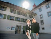 Corinne Juric (rechts), hier zusammen mit Beraterin Anita Akermann, ist die neue Pächterin des «Löwen». (Bild: Pius Amrein, 29. Juli 2019)