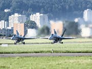 Nachdem der Funkkontakt zu einem Flugzeug abgebrochen war, starteten zwei F/A-18 aus Emmen LU zu einem Abfangflug. (Bild: Keystone/CHRISTIAN BEUTLER)