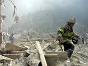 Feuerwehrleute und andere Rettungskräfte verbrachten Tage damit, die mit Schadstoffen durchsetzten Trümmer des World Trade Centers zu durchkämmen. Viele erkrankten an Atemwegserkrankungen oder Krebs. (Bild: KEYSTONE/AP/SHAWN BALDWIN)