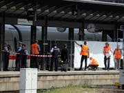Polizisten schirmen ein Perron im Frankfurter Hauptbahnhof ab: Ein achtjähriger Bub und seine Mutter wurden vor einen einfahrenden ICE gestossen - das Kind überlebte nicht. (Bild: KEYSTONE/EPA/ARMANDO BABANI)