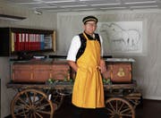 Mit Hut, Veste und gelber Schürze: So liefert Werner Schönenberger am Sonntag den Zmorge.Bild: Dinah Hauser