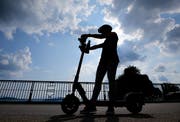 E-Trottinett Zug: Die Firma Circ bietet elektronische Trettroller in der Stadt Zug an. Laura Sibold, Redaktorin der Zuger Zeitung testet das Angebot. (Bild: Stefan Kaiser, Zug, 15. Juli 2019)