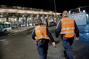 Zwei Mitarbeitende der Polizei auf Fusspatrouille beim Bahnhofplatz in Luzern. (Symbolbild: Pius Amrein)