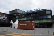 Auf dem Vorplatz des Migros-Länderpark Stans verkauft die Apotheke Drogerie Durrer und Näpflin Feuerwerk. (Bild: Philipp Unterschütz, Stans, 29. Juli 2019)