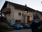 In einem Einfamilienhaus in Suberg wurde 2017 ein Elternpaar getötet. Der Sohn muss sich nun wegen zweifachen Mordes vor Gericht verantworten. (Bild: KEYSTONE/ANTHONY ANEX)