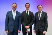 Der Salezer Benjamin Koch (Mitte) war mit einem Notendurchschnitt von 5,7 der Beste von 92 Absolventen. (Bild: Tatjana Schnalzger)