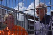 Die skrupellose Sylvia mit einem der Gefängnisaufseher. (Bild: PD)
