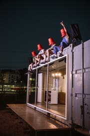 Mit «Spekulanten», einem Stück des Rheintaler Autors und Regisseurs Philippe Heule, tourte das Theater im Container durch das St.Galler Rheintal. (Bild: Tine Edel)
