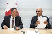 Stéphane Rossini (links) und Alain Berset gestern in Bern. (Bild: Peter Schneider/Keystone)