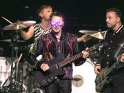 Eine Show im Zeichen der 80er Jahre: Die britische Rockband Muse um Frontmann Matt Bellamy (Mitte) begeisterte im Zürcher Hallenstadion trotz langatmigen Zwischenspielen. (Owen Sweeney/Invision/AP) (Bild: Keystone/AP Invision/OWEN SWEENEY)